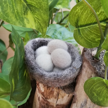 Vogelnest mit Eiern - handgefilzt - für 10-30cm hohe Figuren